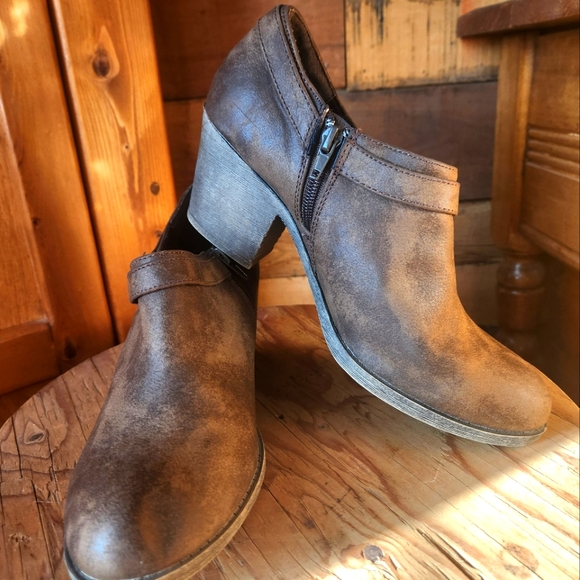 ROCKET DOG-UNDER RATED HEELED BOOTIES. WOMENS SIZE 9 - Picture 2 of 8